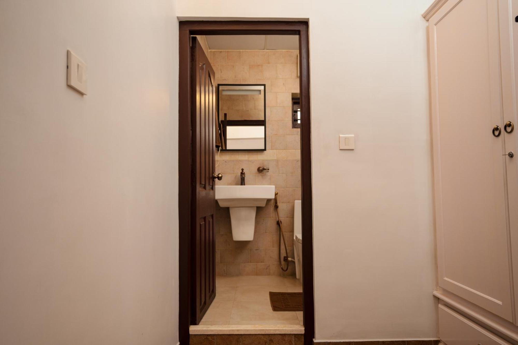 Solo Inn By Hawk Hospitality Kochi Eksteriør bilde