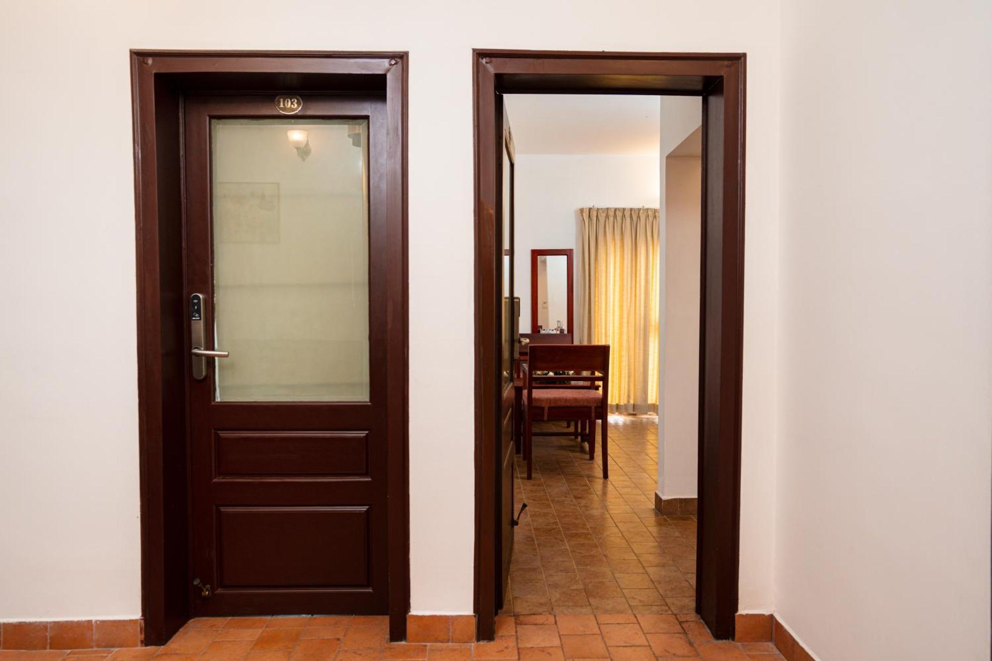 Solo Inn By Hawk Hospitality Kochi Eksteriør bilde